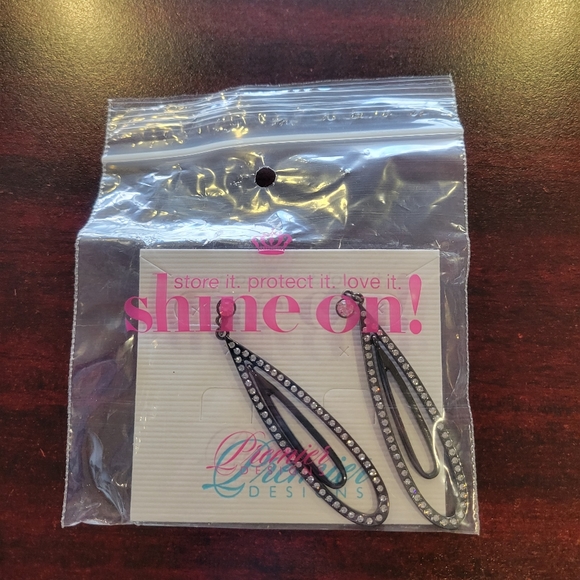 Premier Designs Hematite Stud CZ Earrings - Picture 2 of 2